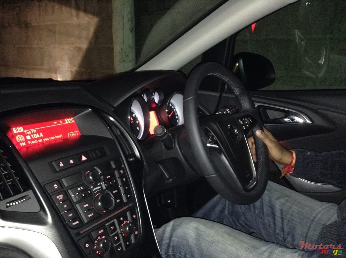 2014' Opel Astra photo #7