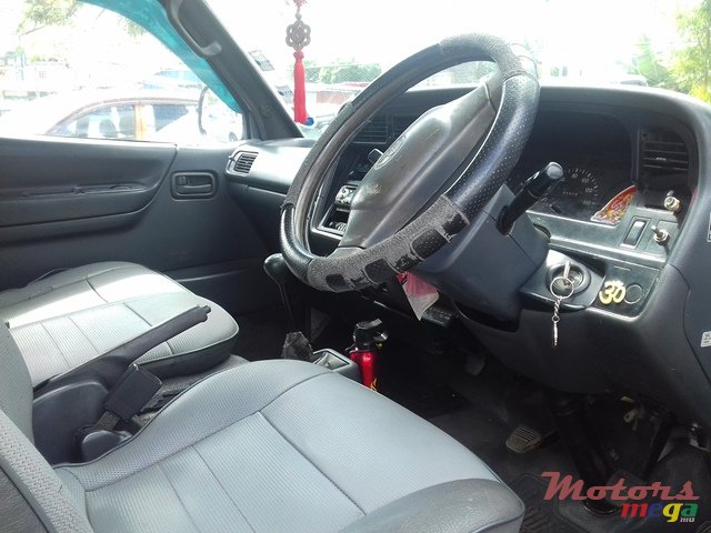 2002' Toyota Hi-Ace photo #7