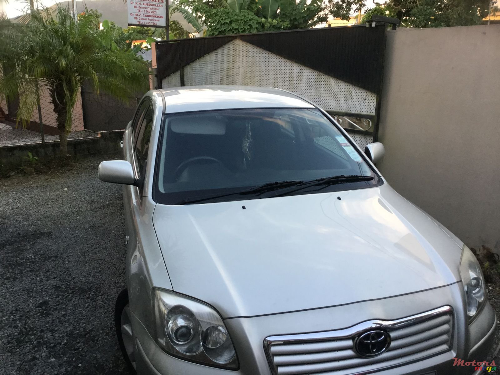 2004' Toyota Avensis photo #1