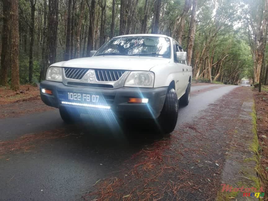 2007' Mitsubishi L 200 4x2 photo #2