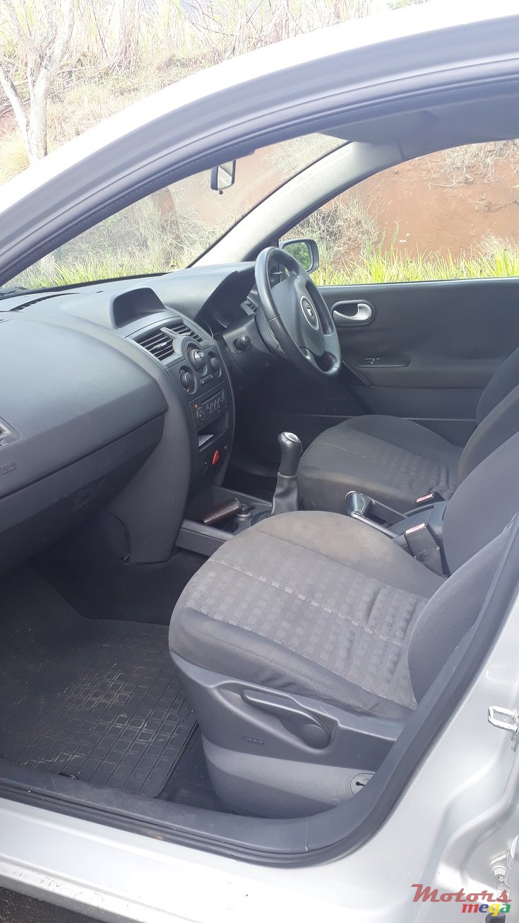 2008' Renault Megane photo #4