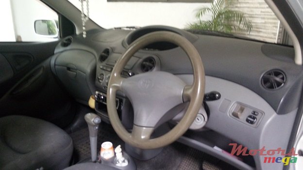 1999' Toyota Vitz photo #4