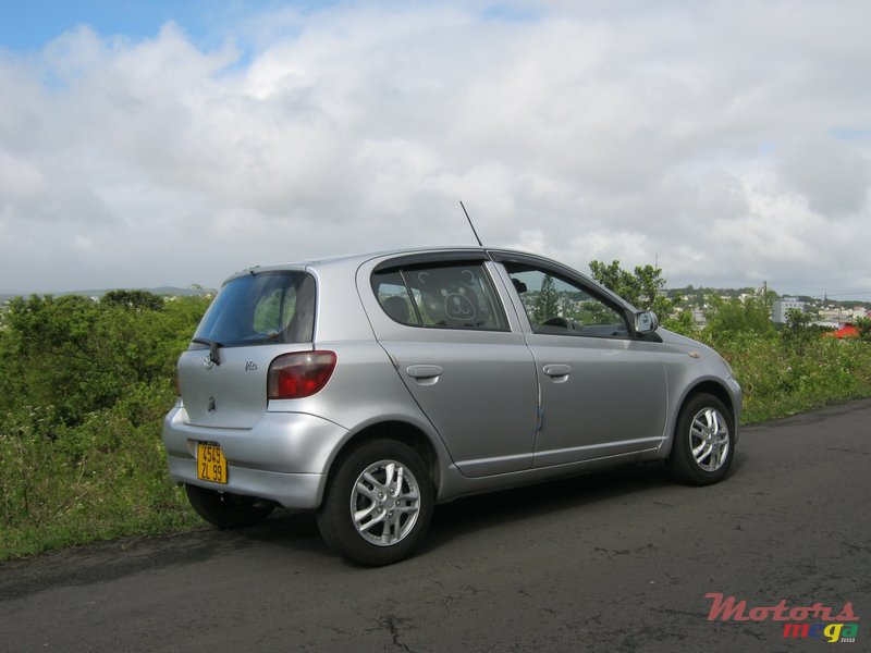 1999' Toyota Vitz photo #2