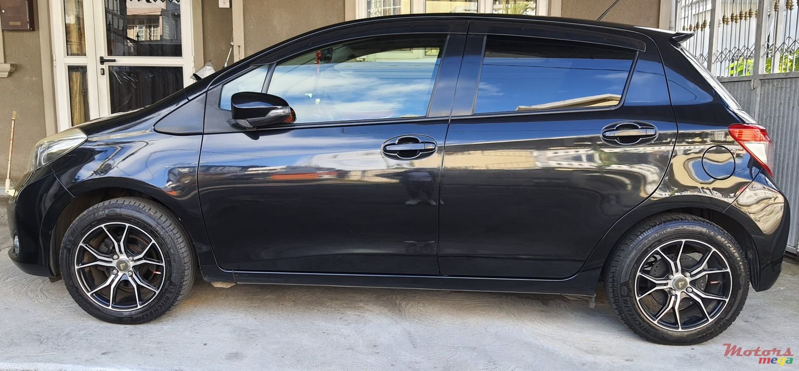 2012' Toyota Vitz photo #2