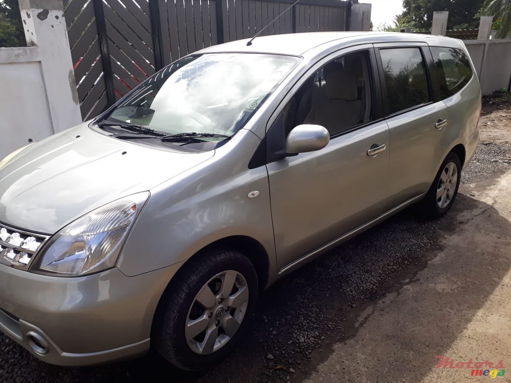2011' Nissan Grand Livina photo #4