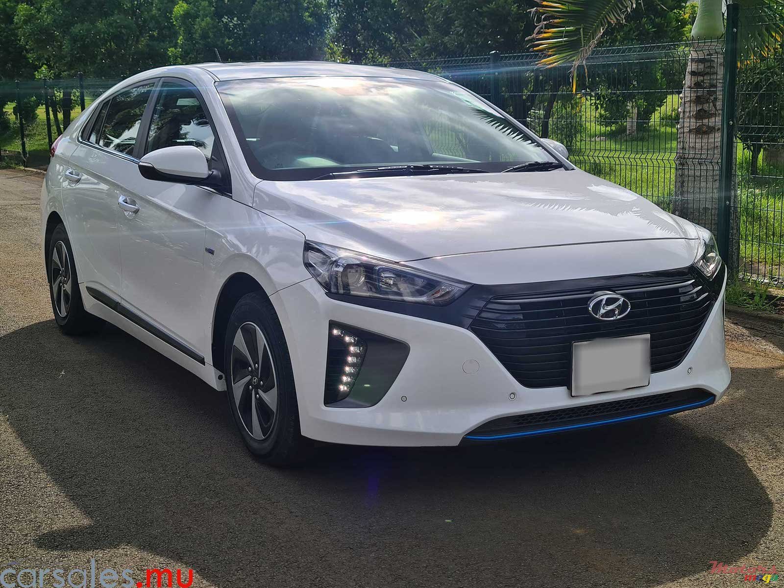 2018' Hyundai Ioniq Hybrid photo #1
