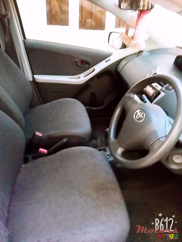 2010' Toyota Vitz photo #6