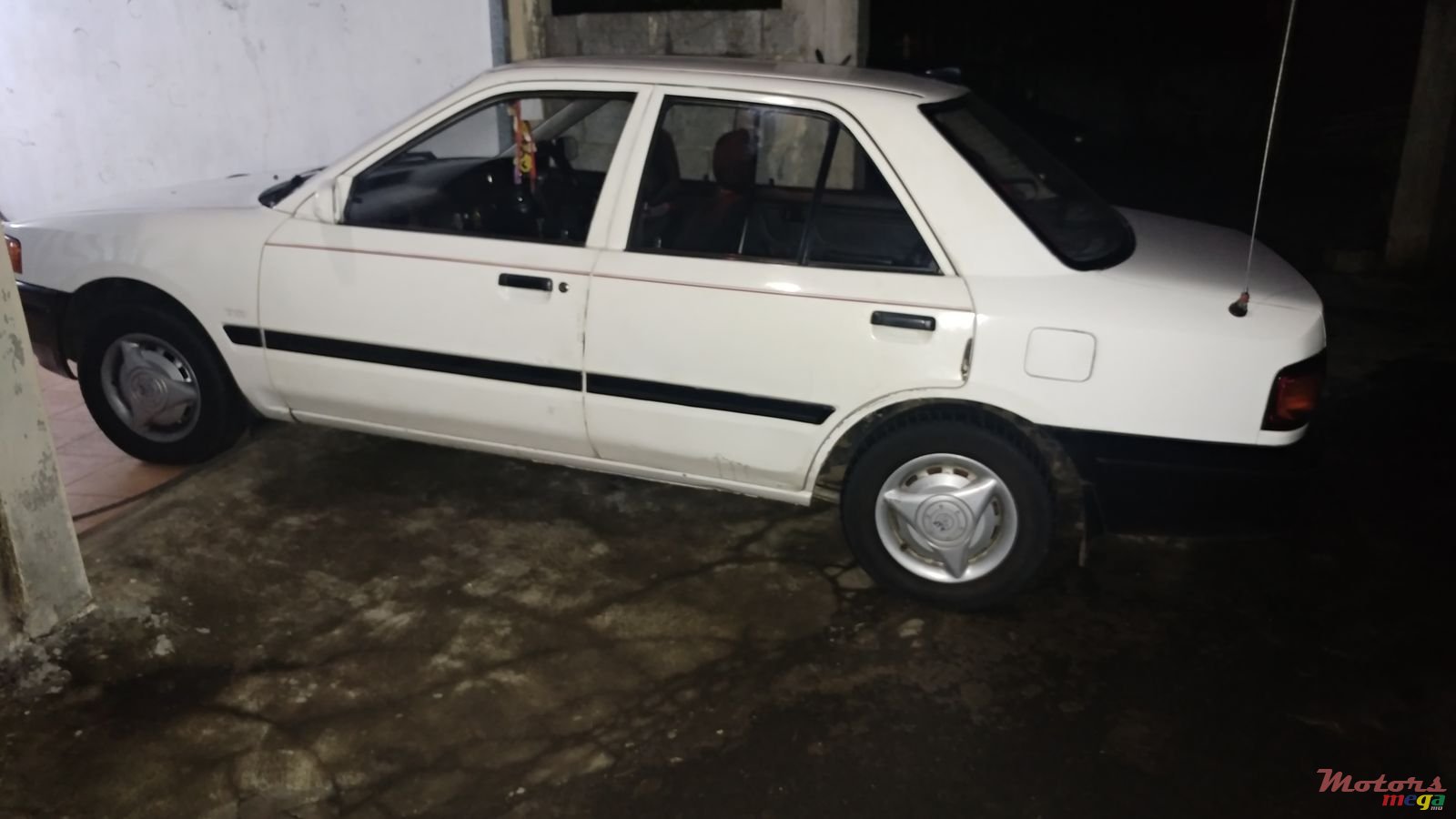 1992' Mazda 323 photo #1