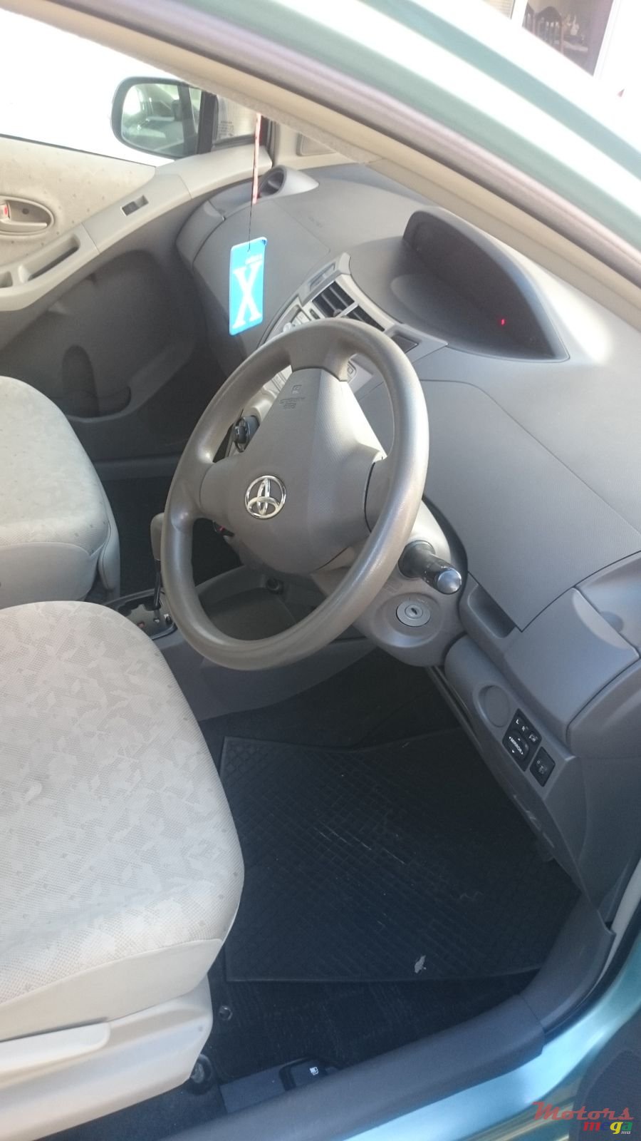 2009' Toyota Vitz photo #5