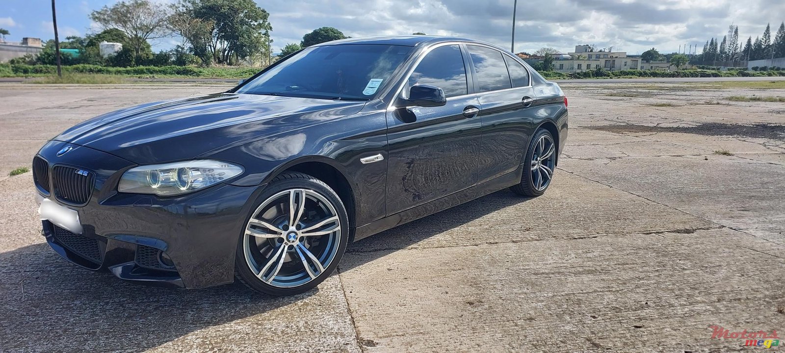 2011' BMW 5 Series 520D photo #1