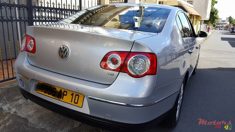 2010' Volkswagen Passat photo #1