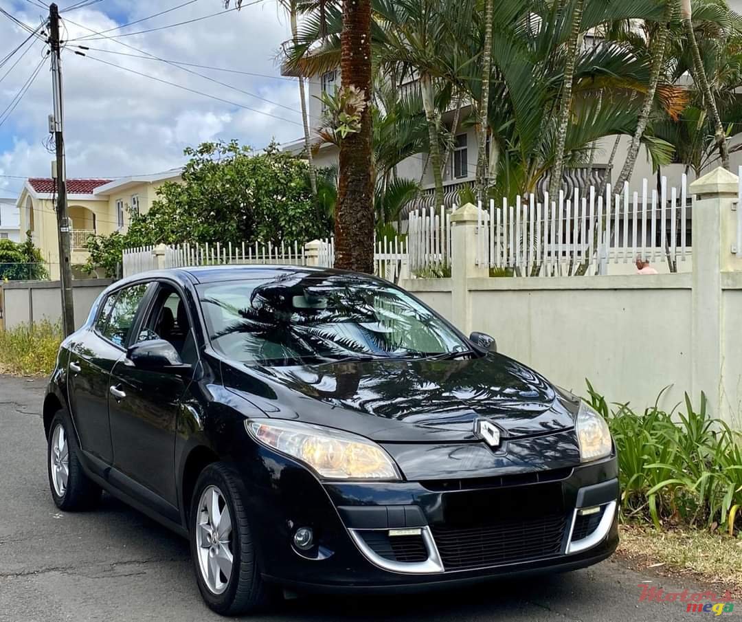 2011' Renault Megane photo #2