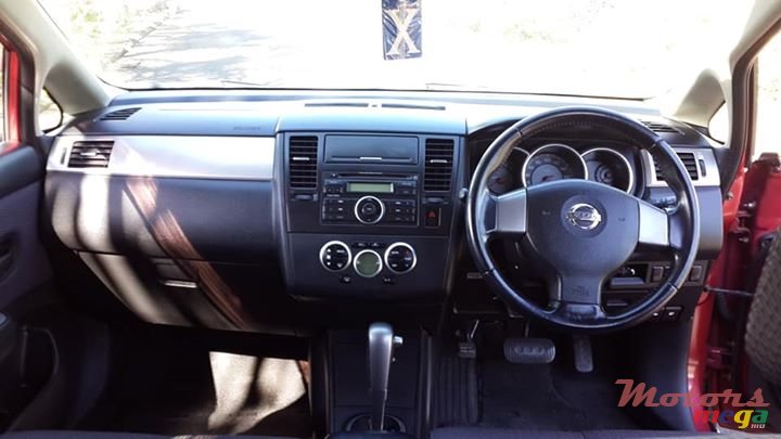 2006' Nissan Tiida Hatchback photo #3