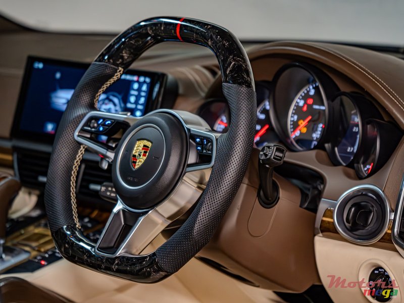 2022' Porsche Cayenne photo #6