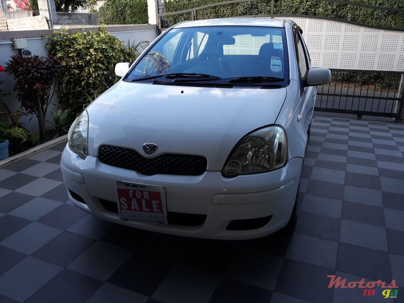 2004' Toyota Vitz photo #1