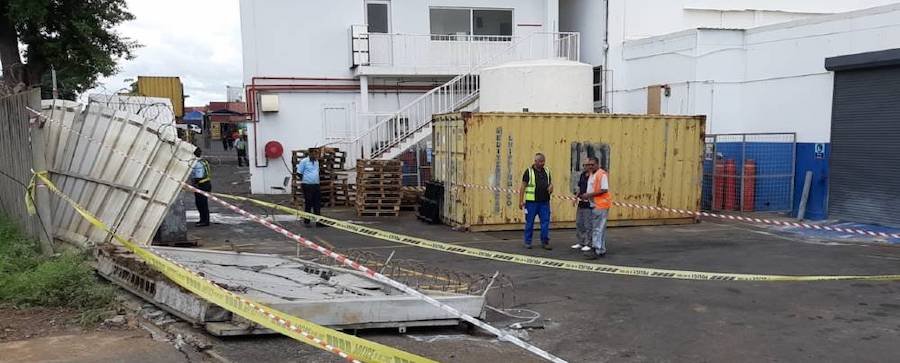 Un camion s’écrase contre un mur à Riche-Terre: une femme meurt sous les décombres