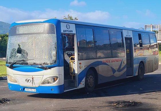 Autobus vandalisé à Baie du Tombeau, samedi : les dégâts estimés à plus de Rs 100,000