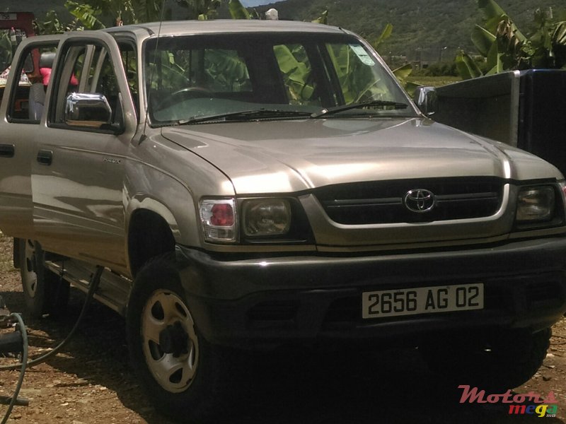 2002' Toyota Hilux photo #1