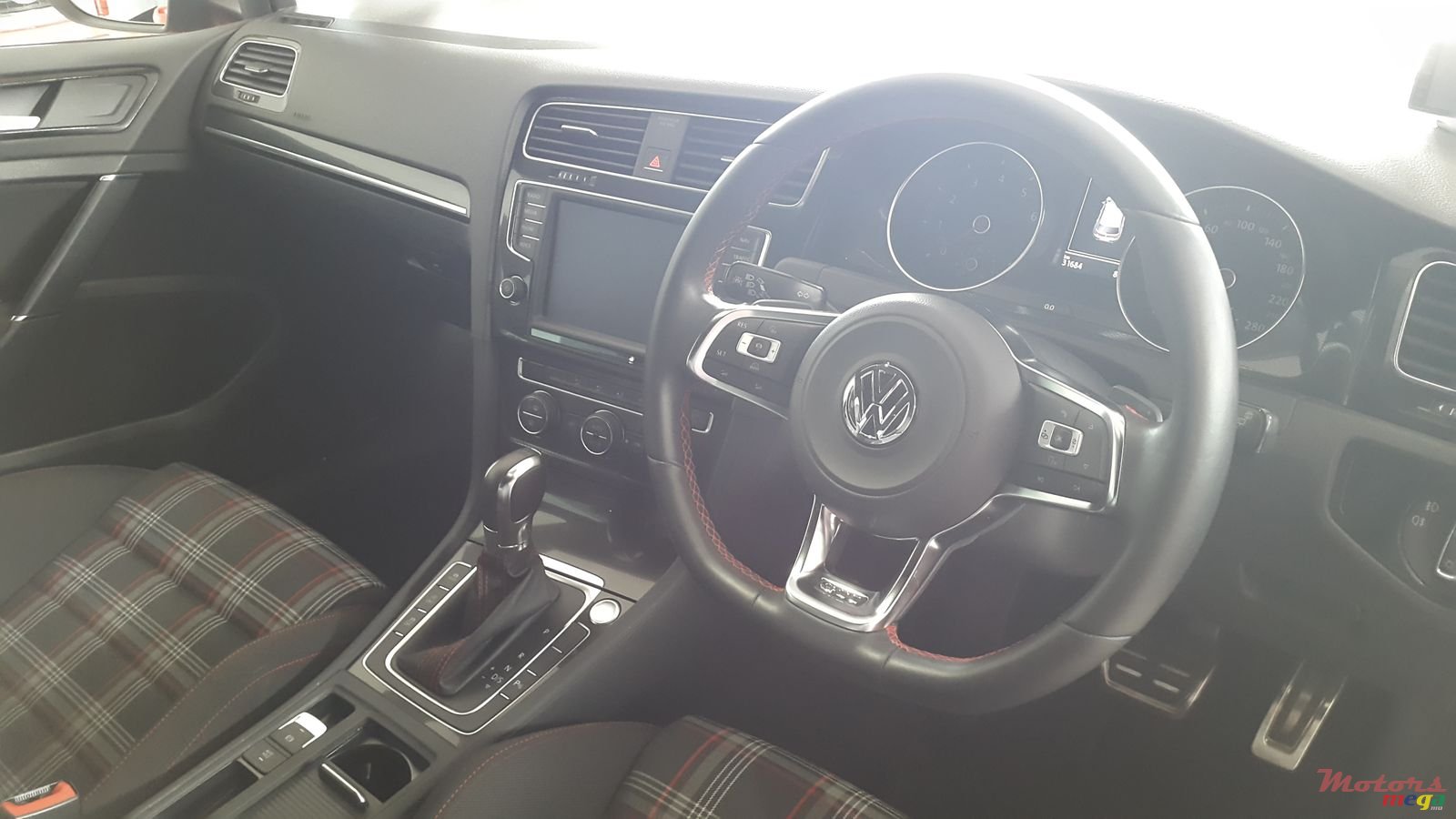 2014' Volkswagen Golf GTI photo #2