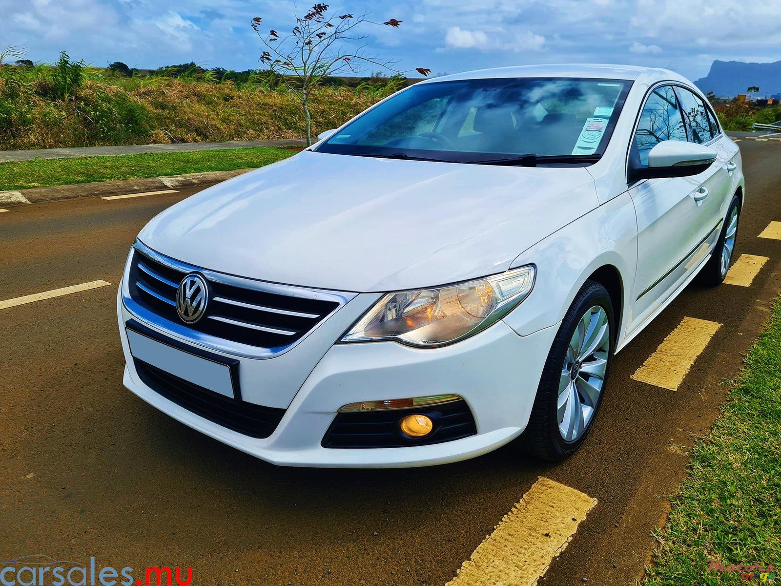 2010' Volkswagen Passat CC photo #2