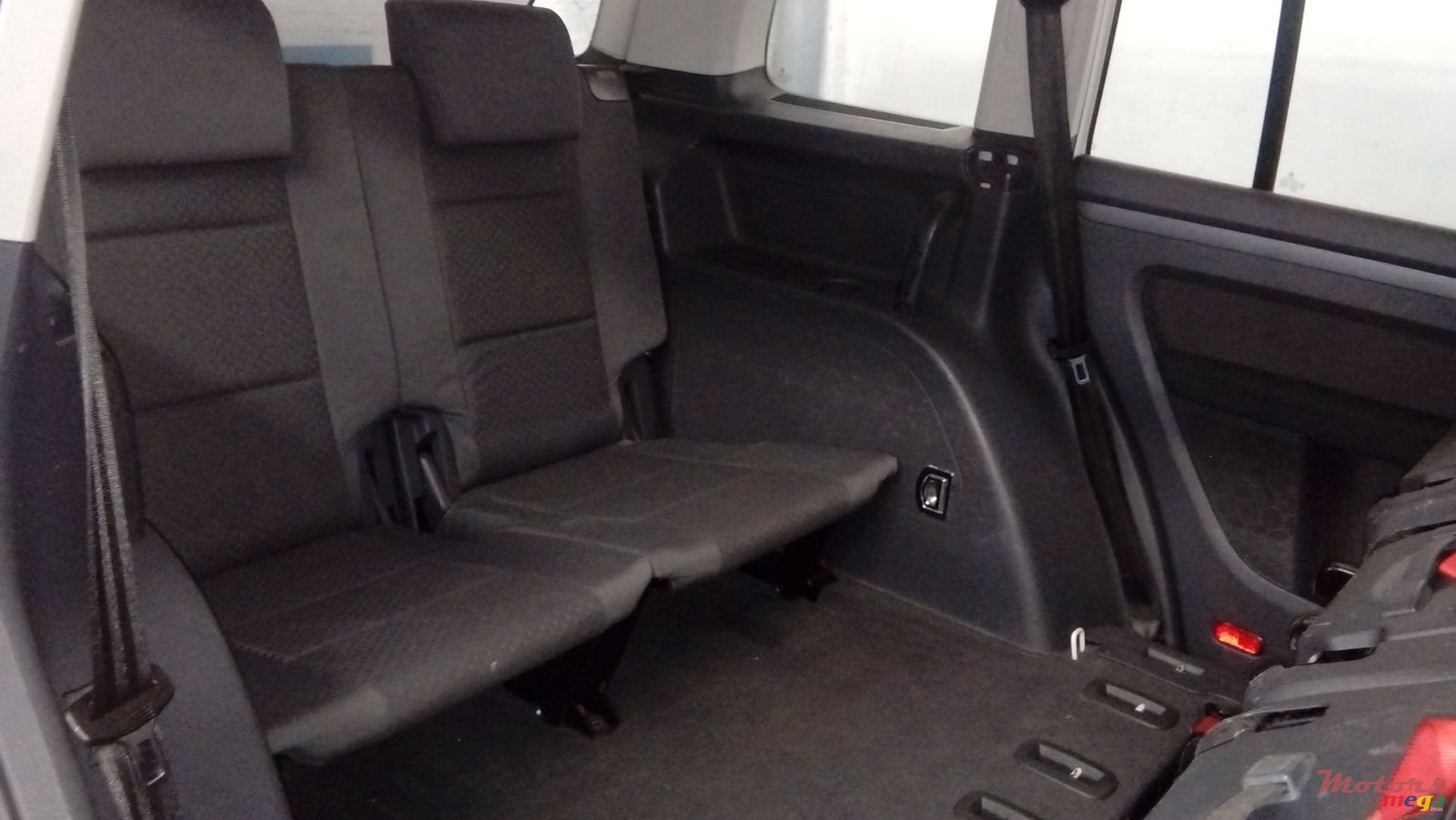 2008' Volkswagen Touran 1598cc photo #6