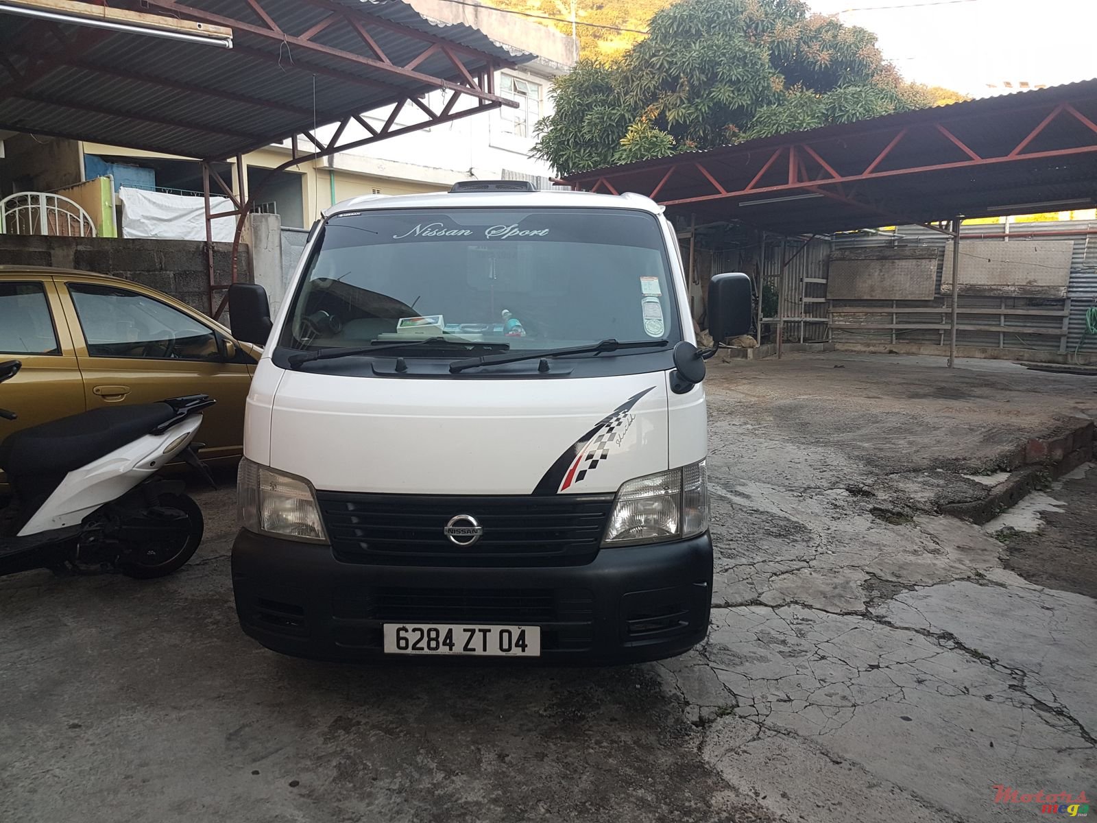 2004' Nissan Urvan photo #2