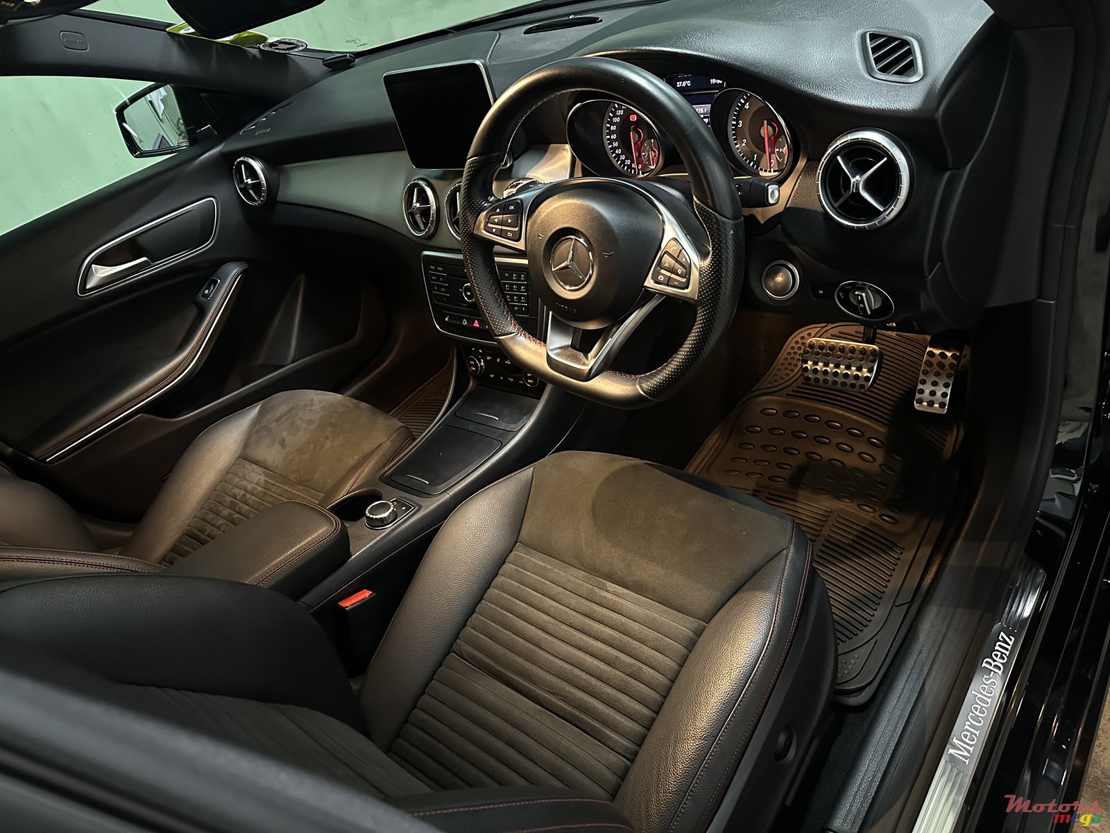 2015' Mercedes-Benz CLA 180 AMG photo #4