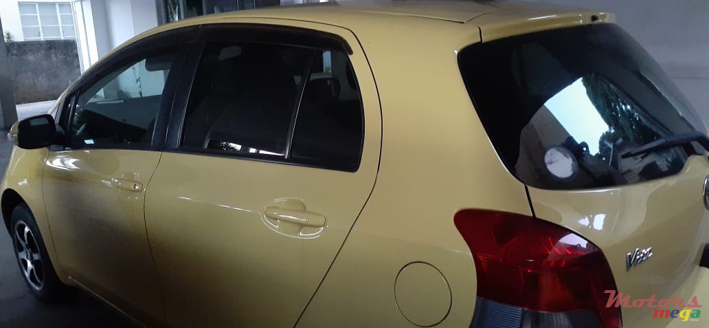 2009' Toyota Vitz photo #3