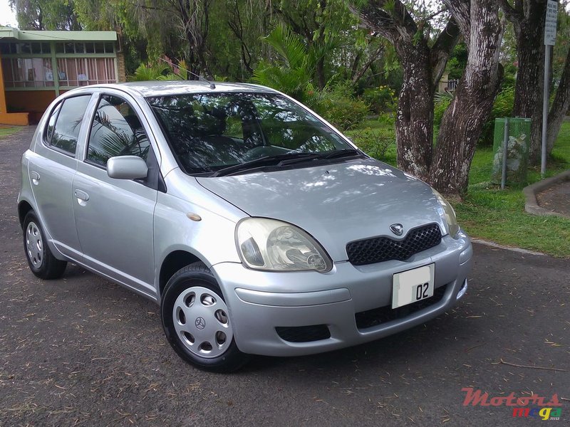 2002' Toyota Vitz photo #2