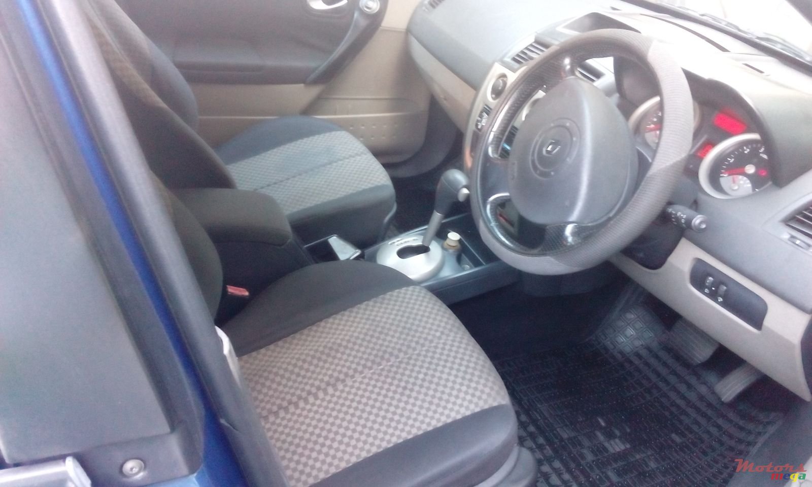 2004' Renault Megane photo #2