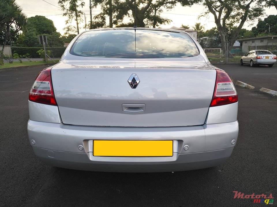 2010' Renault Megane photo #3