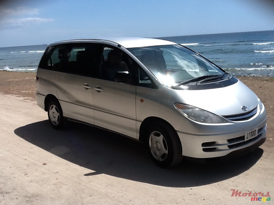 2001' Toyota Previa photo #2
