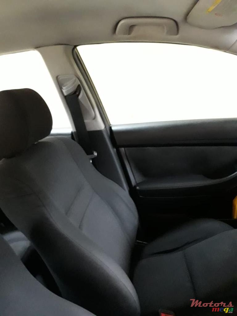 2005' Toyota Avensis photo #7