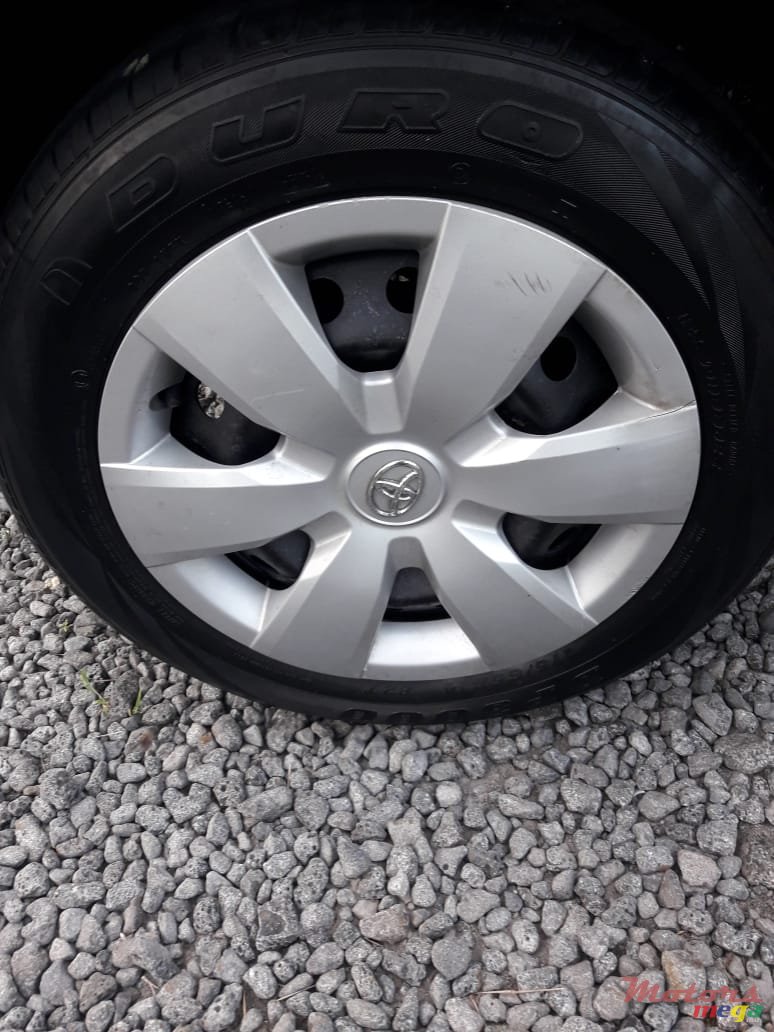 2001' Toyota Vitz photo #6