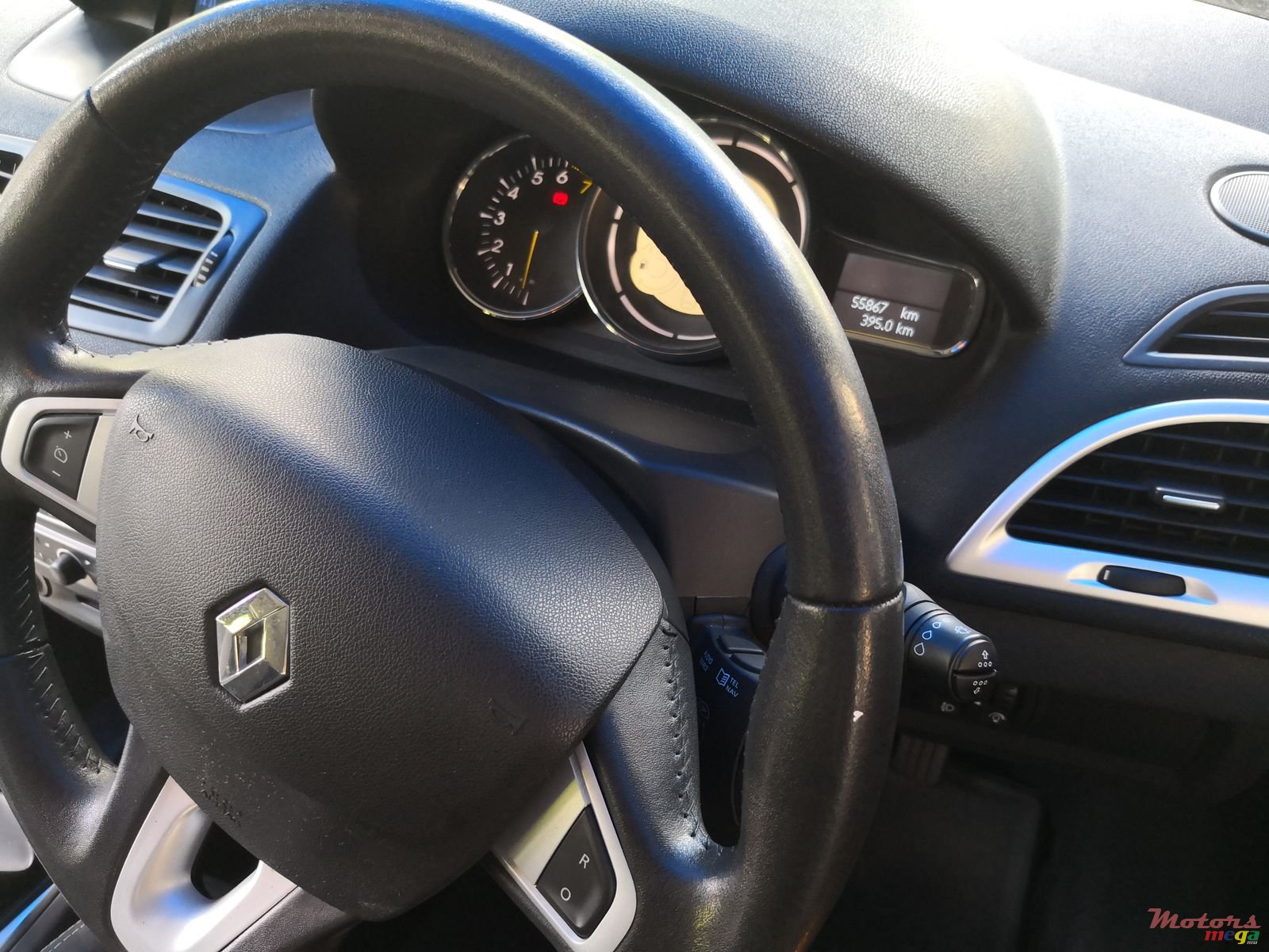 2011' Renault Megane photo #3