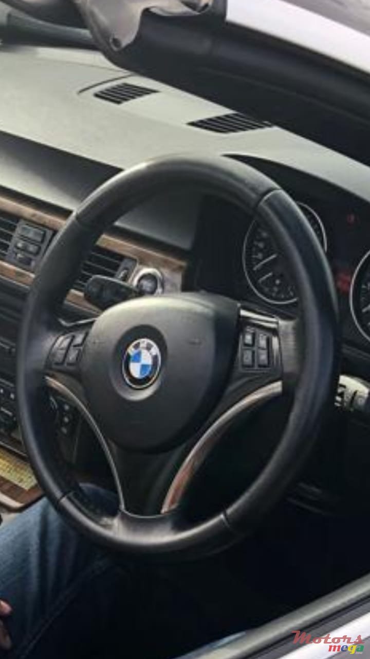 2010' BMW 3 Series Convertible photo #2