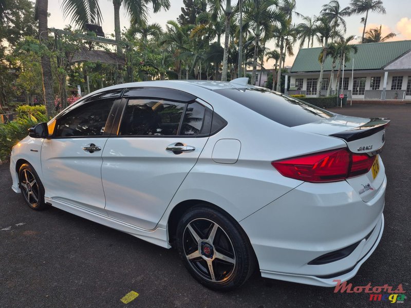 2018' Honda Grace Sport Limited Edition photo #3