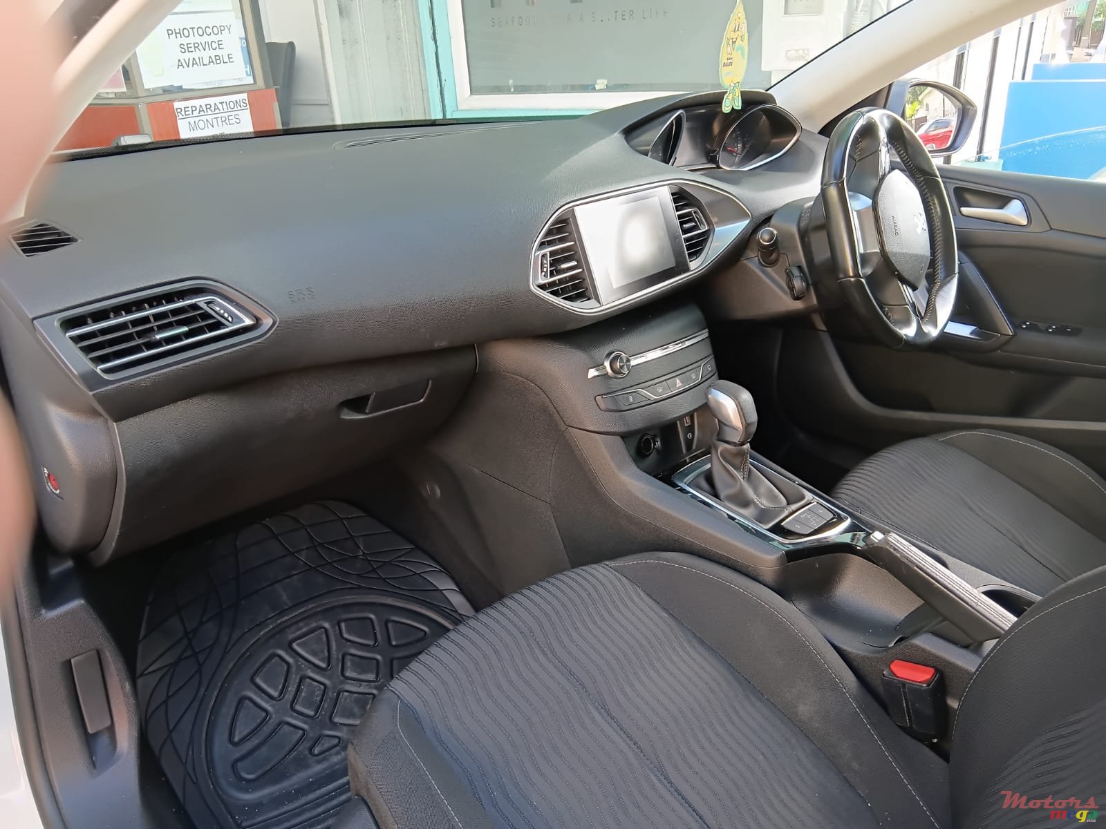 2015' Peugeot 308 photo #3