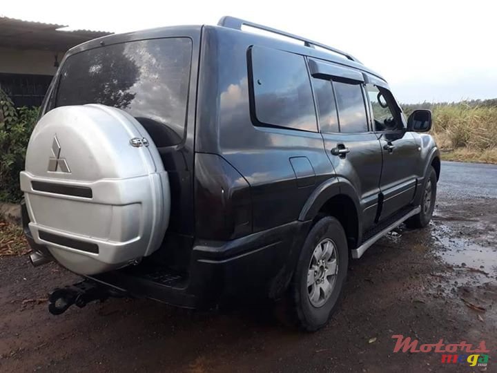 2005' Mitsubishi Pajero photo #2