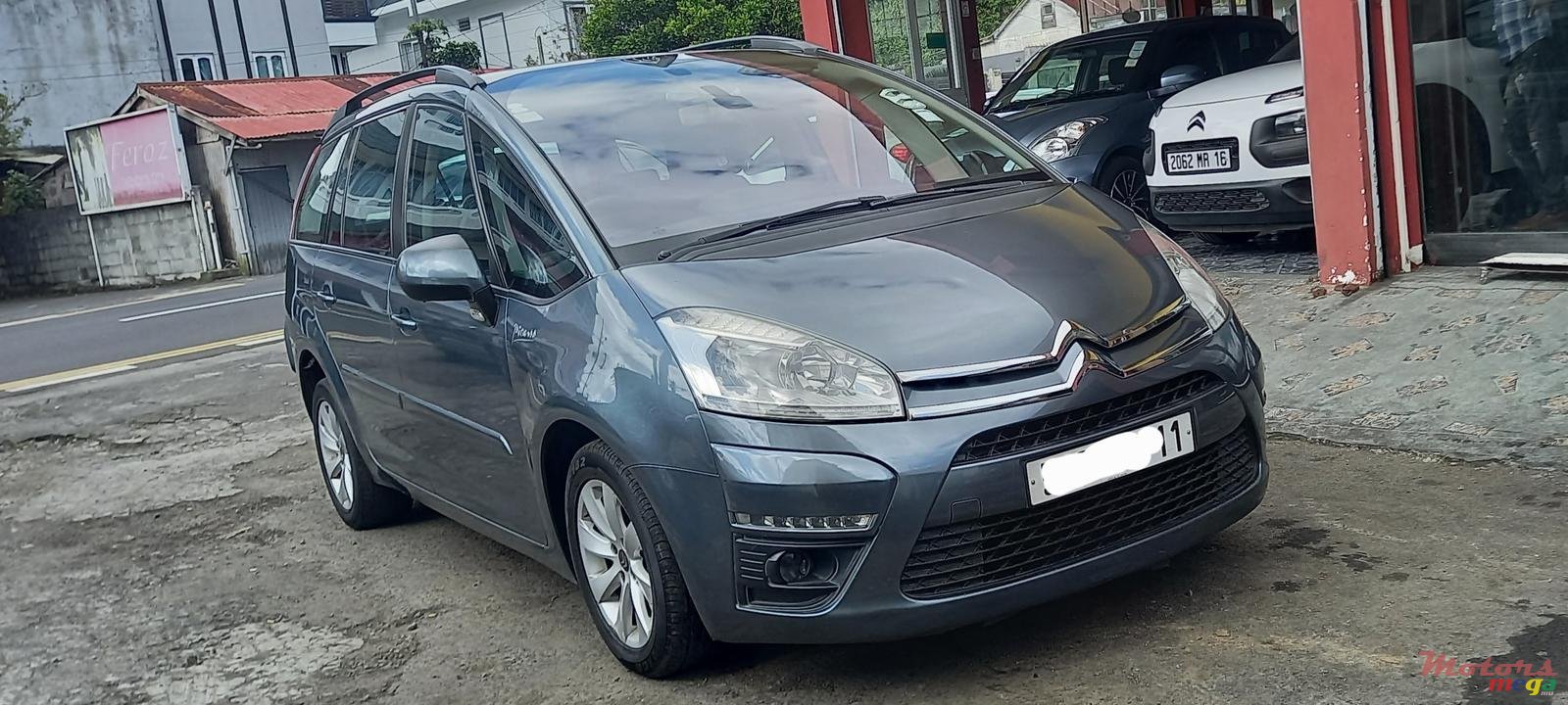 2011' Citroen C4 Picasso photo #1