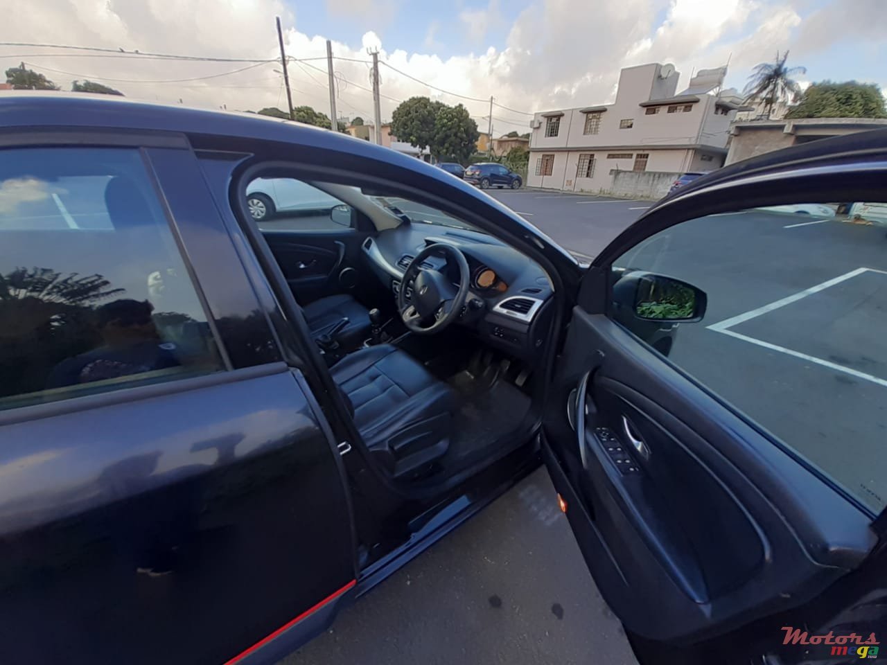 2010' Renault Megane Hatchback photo #6