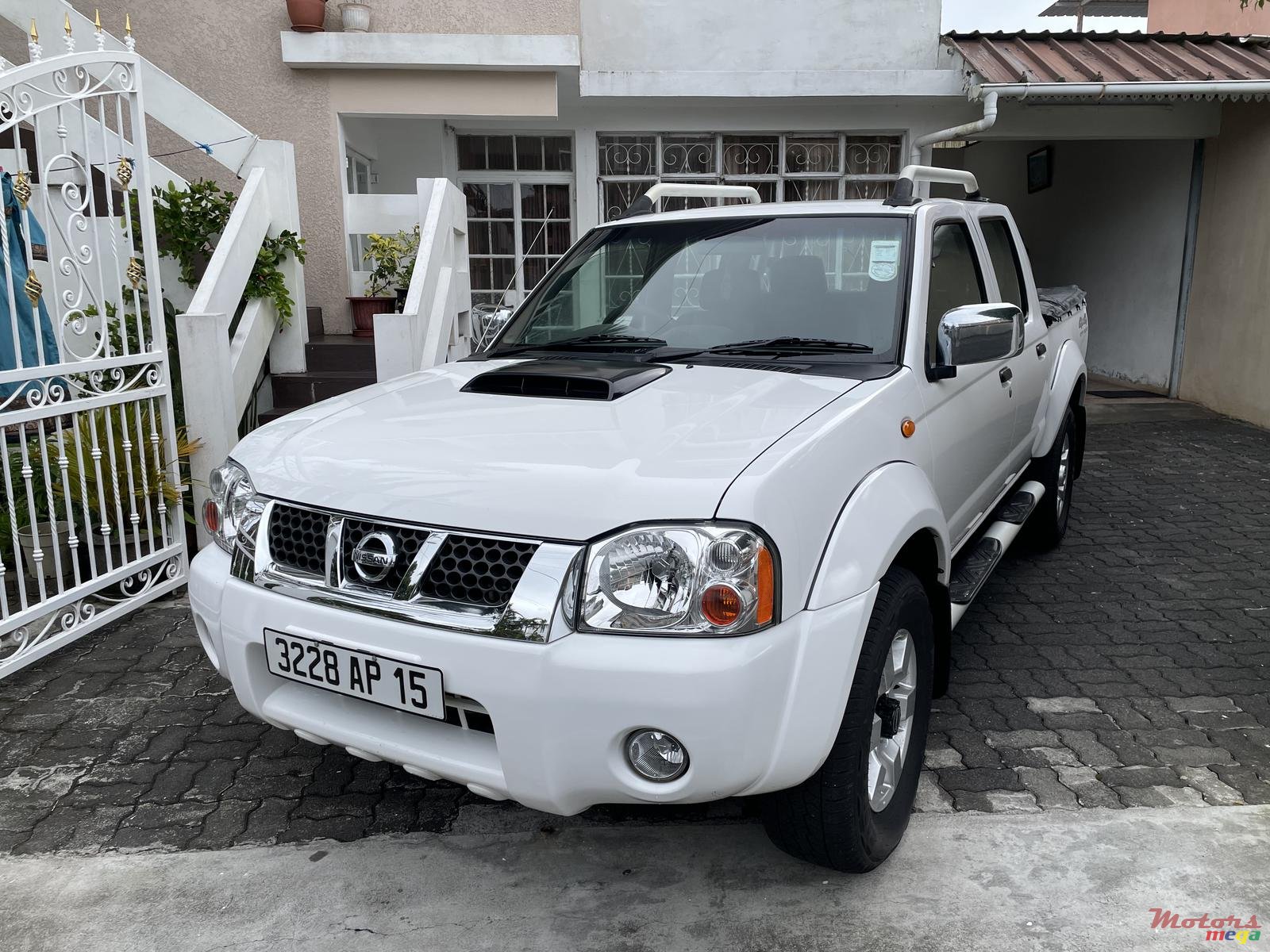 2015' Nissan NP300 4x4 photo #2