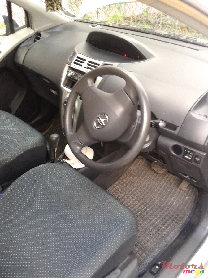 2006' Toyota Vitz photo #4