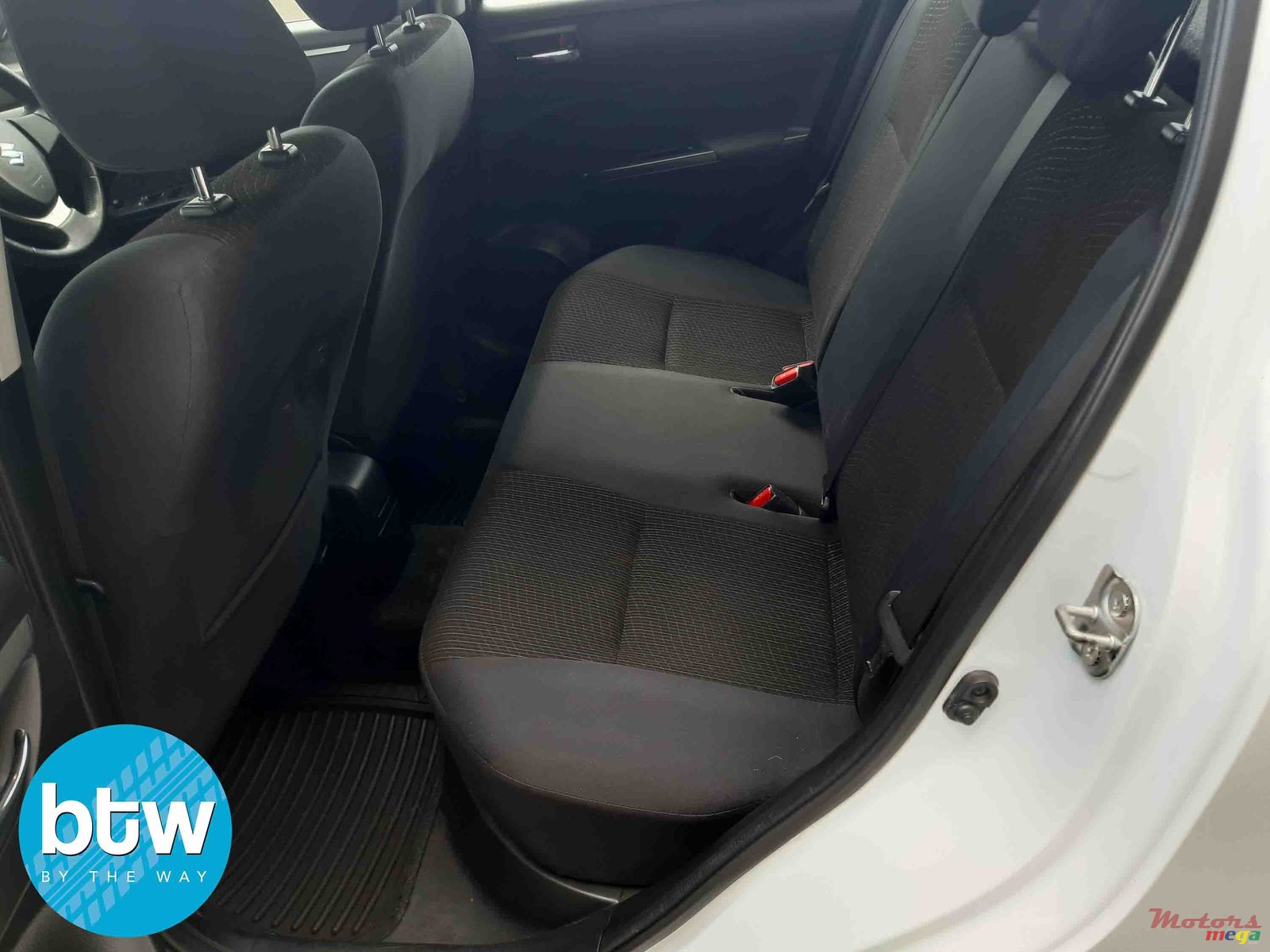 2014' Suzuki Swift photo #3