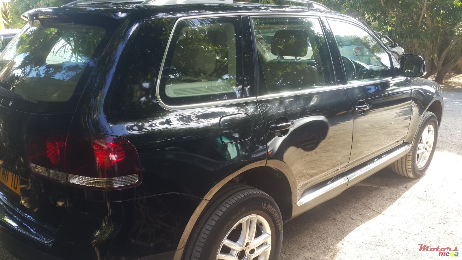 2010' Volkswagen Touareg photo #1