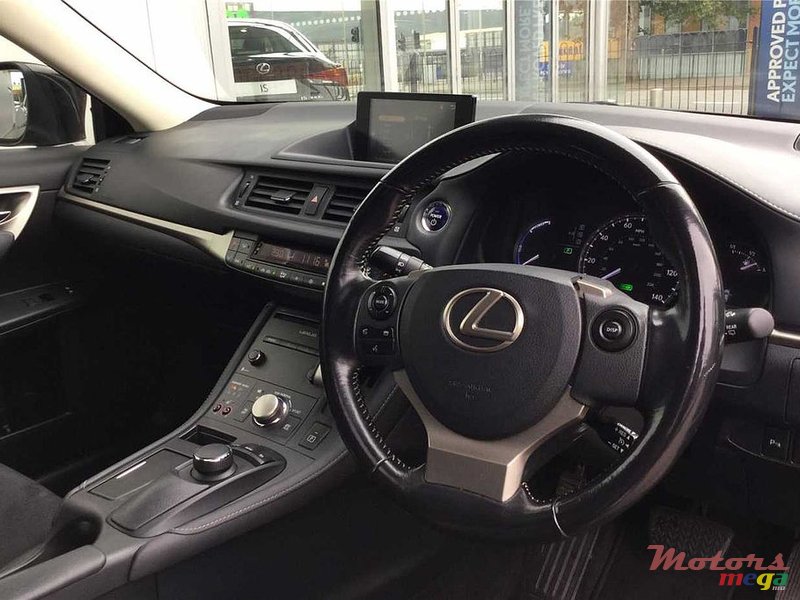 2015' Lexus CT photo #2