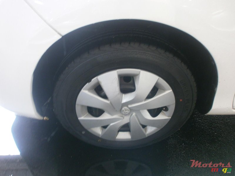 2012' Toyota Vitz photo #6