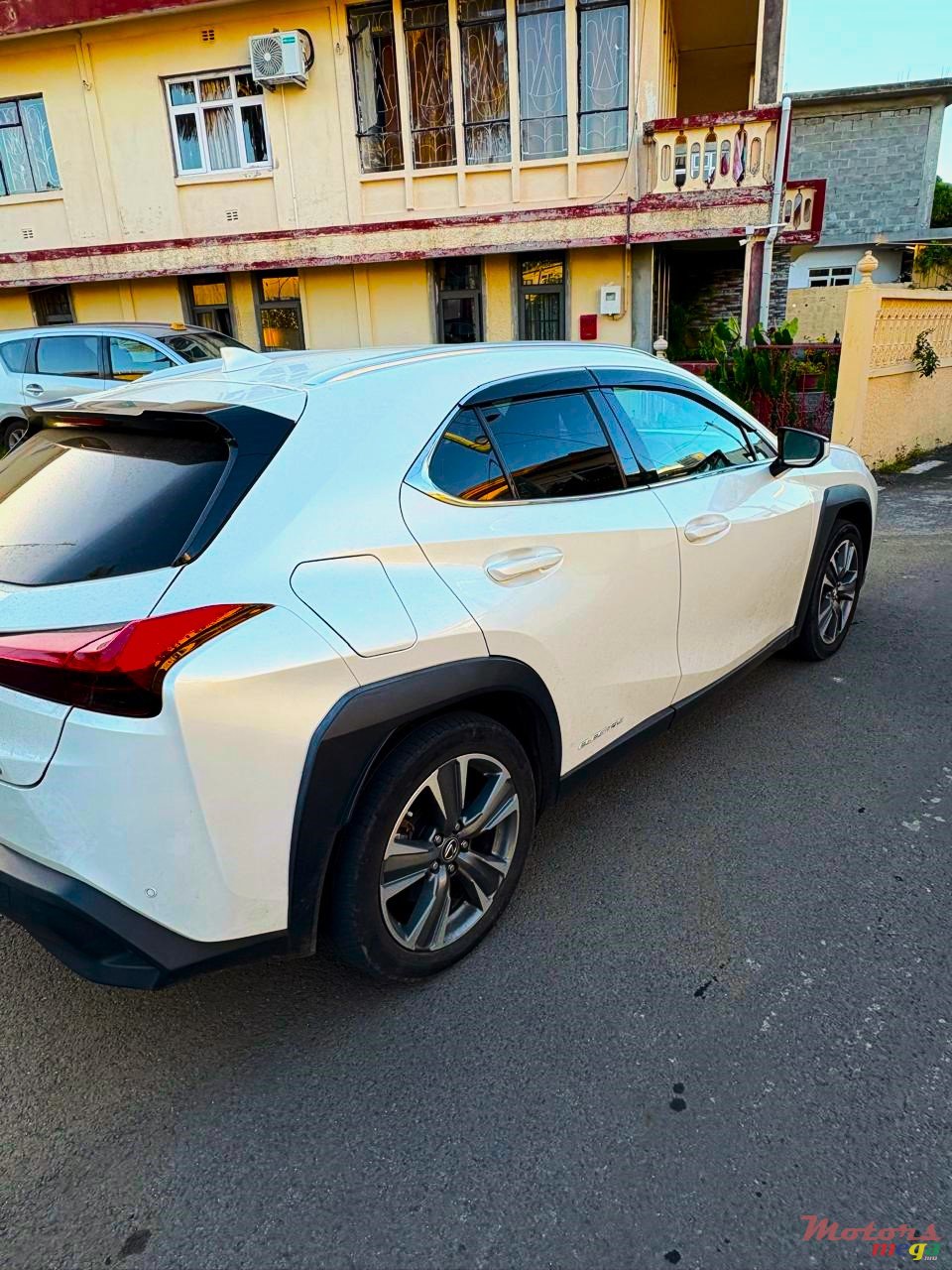 2021' Lexus UX 300e photo #3