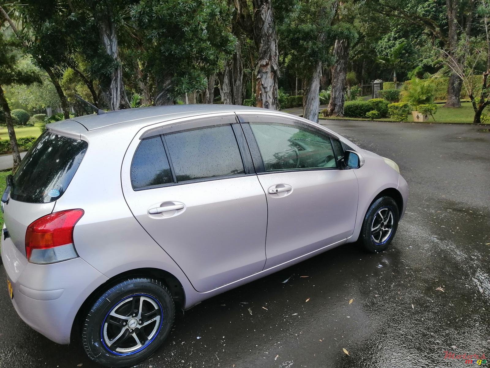 2009' Toyota Vitz photo #1