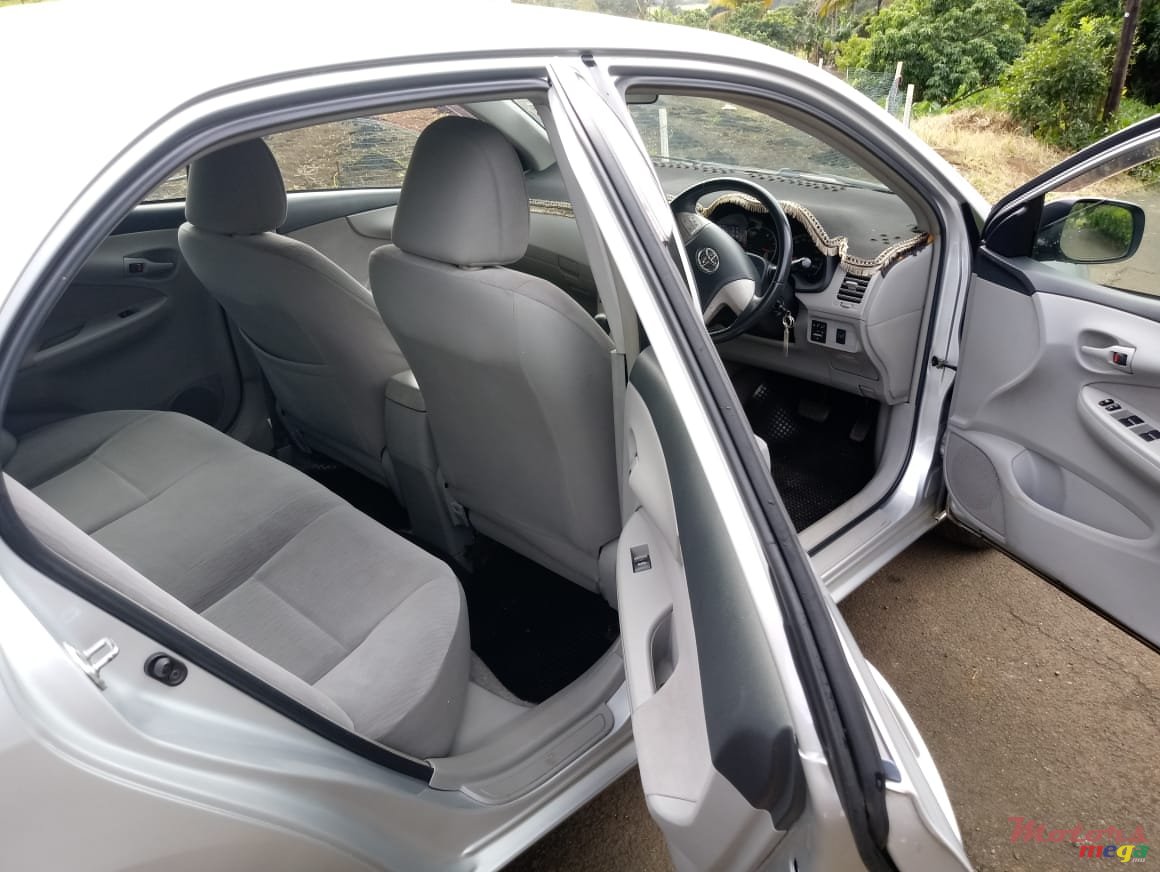 2006' Toyota Axio - photo #2